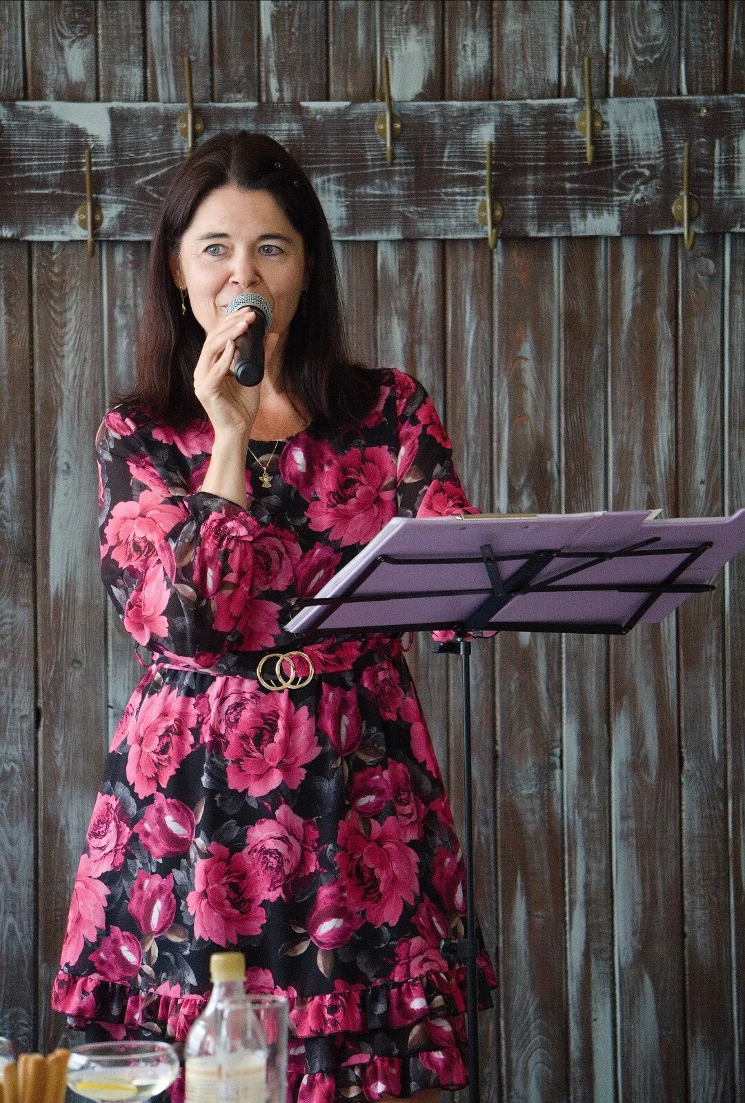 Petra Bágarová moderuje Plackviz a soutěžící odpovídají dřevěnými plácačkami