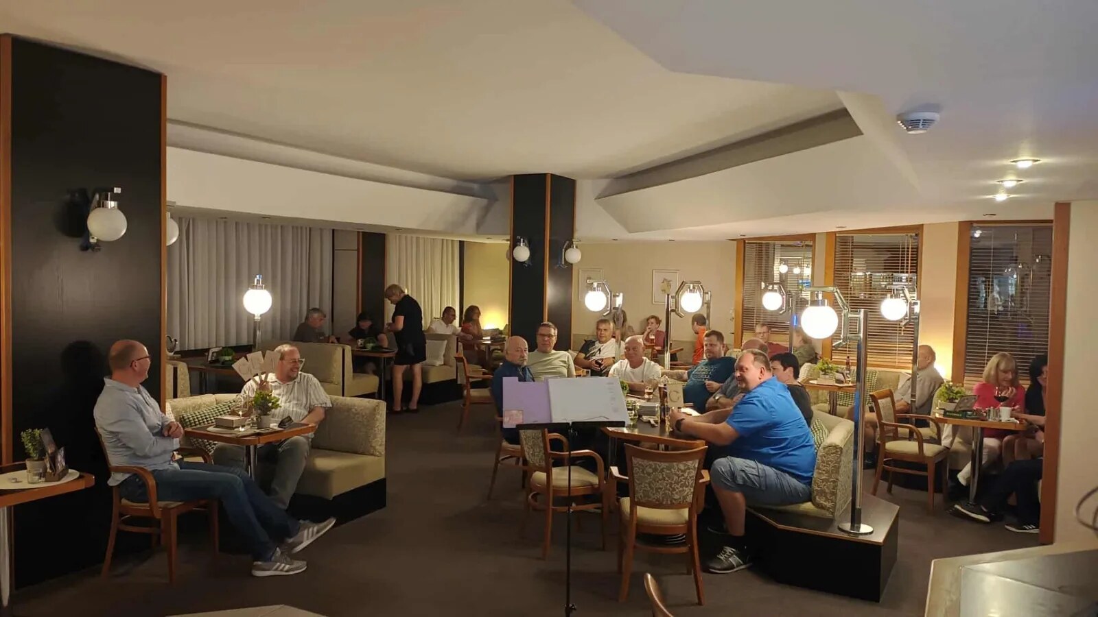 Petra Bágarová moderuje Plackviz a soutěžící odpovídají dřevěnými plácačkami